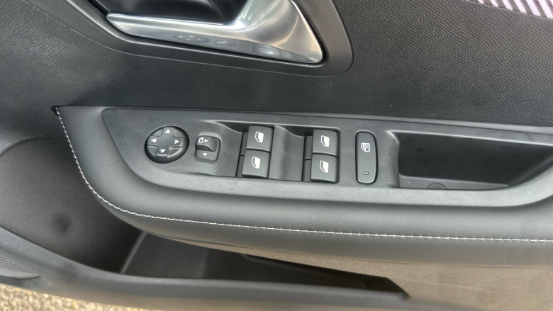 Peugeot 208 1.2 Hybrid 110 Allure 5dr e-DSC6 Petrol Hatchback